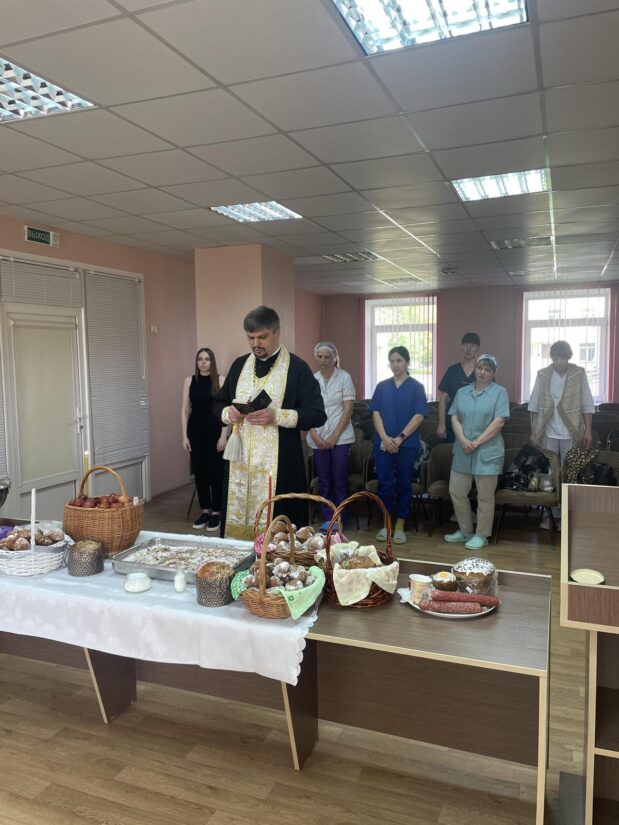 В Великую субботу священник поздравил пациентов и медиков Смолевичской ЦРБ
